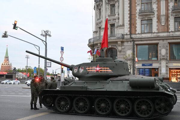 Танк Т-34-85 в колонне военной техники перед репетицией парада в честь 79-летия Победы в Великой Отечественной войне