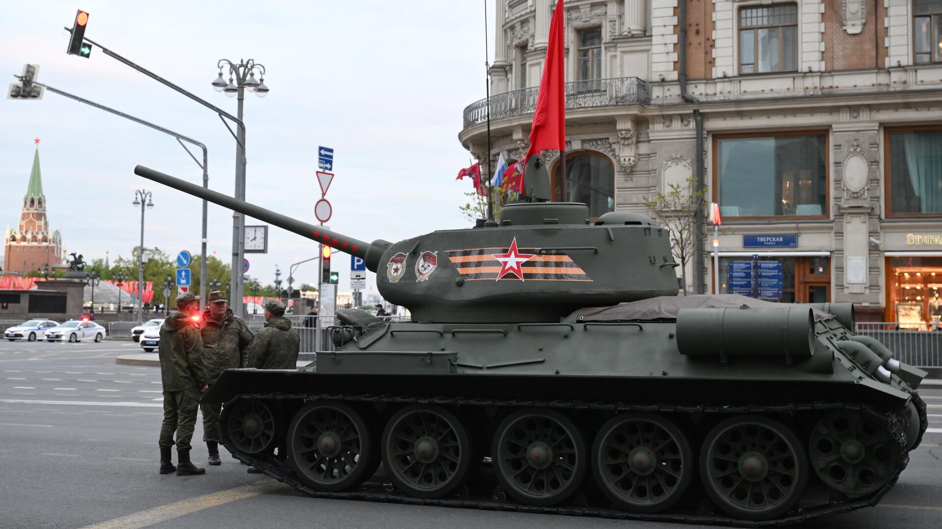 Танк Т-34-85 в колонне военной техники перед репетицией парада в честь 79-летия Победы в Великой Отечественной войне - РИА Новости, 1920, 05.05.2024