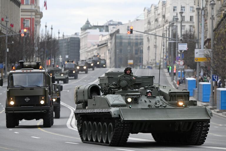 Бронированная ремонтно-эвакуационная машина (БРЭМ) в колонне военной техники перед репетицией парада в честь 79-летия Победы в Великой Отечественной войне