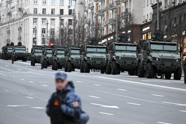 Бронеавтомобили Феникс в колонне военной техники перед репетицией парада в честь 79-летия Победы в Великой Отечественной войне