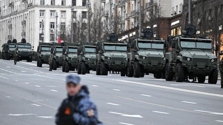 Бронеавтомобили Феникс в колонне военной техники перед репетицией парада в честь 79-летия Победы в Великой Отечественной войне