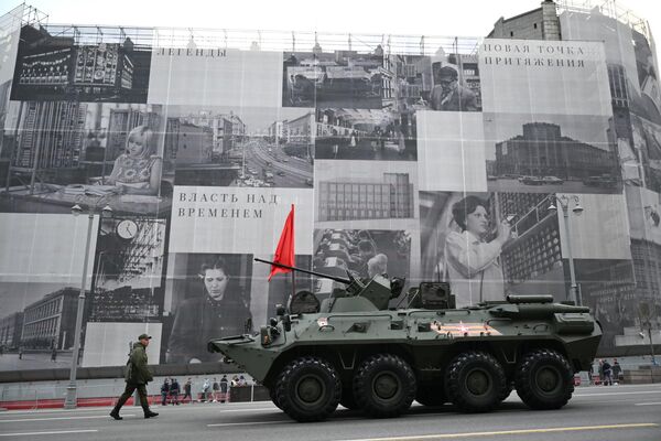 Бронетранспортер БТР-82А в колонне военной техники перед репетицией парада в честь 79-летия Победы в Великой Отечественной войне