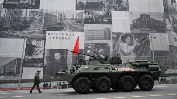 Бронетранспортер БТР-82А в колонне военной техники перед репетицией парада в честь 79-летия Победы в Великой Отечественной войне