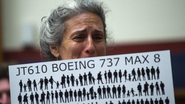 Мать девушки, погибшей в результате крушения самолета Boeing 737 MAX авиакомпании Ethiopian Airlines, перед началом слушаний в Конгрессе США в связи с авиакатастрофой
