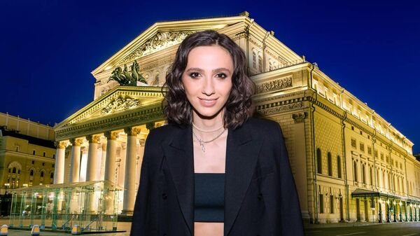 Мария Ласицкене на фоне Большого театра