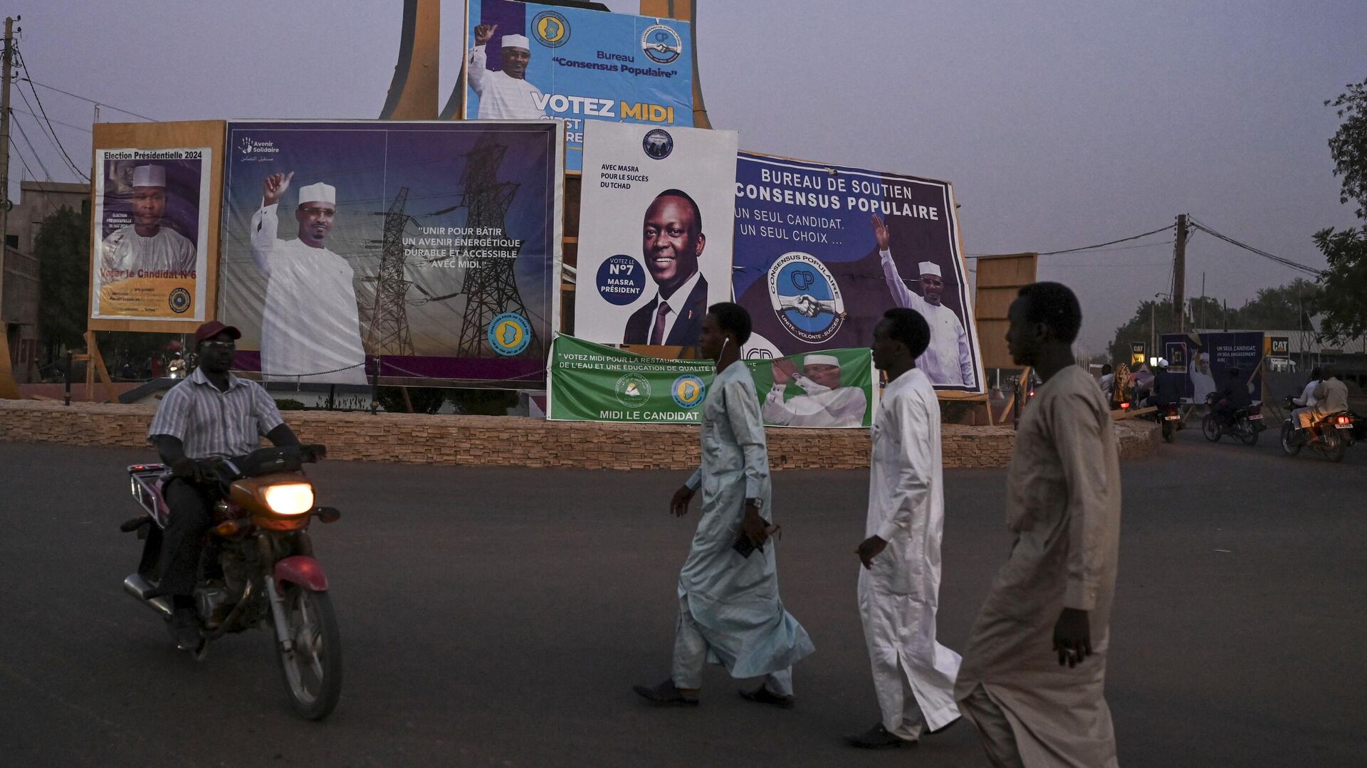 Люди на фоне предвыборных плакатов кандидатов в президенты Чада - РИА Новости, 1920, 06.05.2024