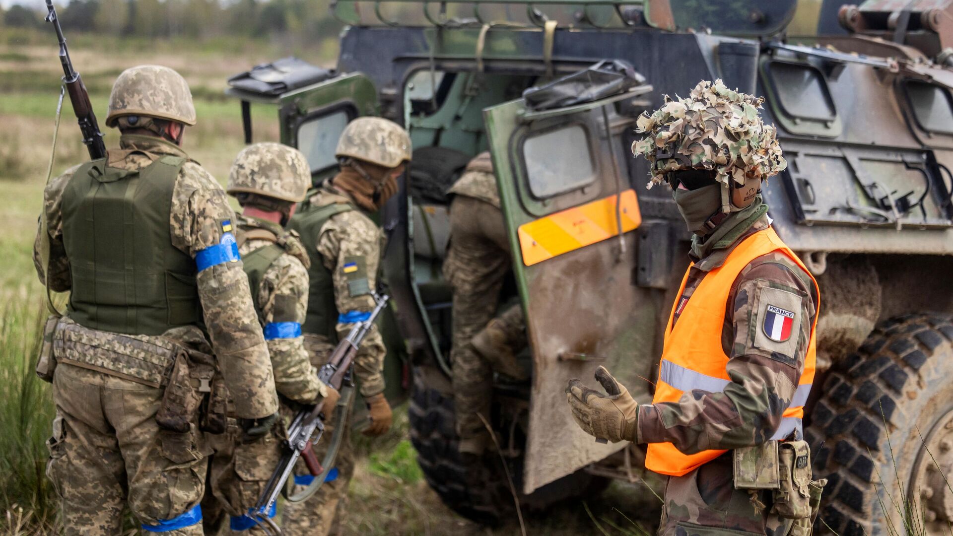 Французский военнослужащий во время обучения украинских военных в Польше - РИА Новости, 1920, 03.05.2024