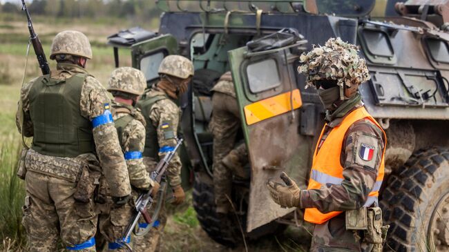 Французский военнослужащий во время обучения украинских военных в Польше