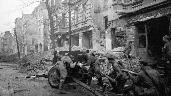 Советский артиллерийский расчет ведет огонь на Кепениккер Штрассе в Берлине