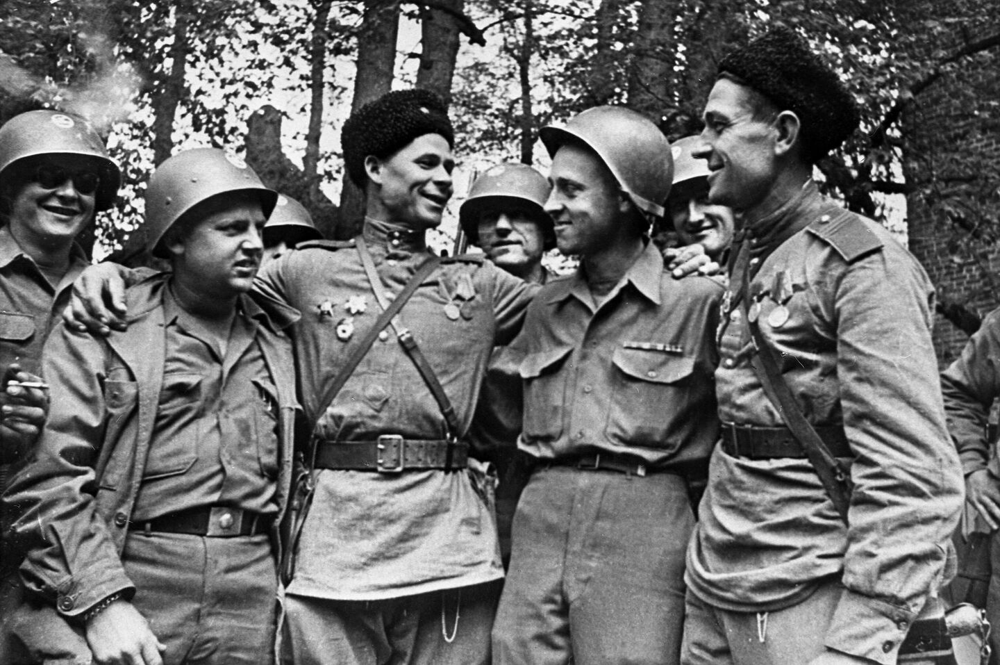 Встреча американских и советских солдат 25 апреля 1945 года недалеко от города Торгау на Эльбе Встреча американских и советских солдат 25 апреля 1945 года недалеко от города Торгау на Эльбе