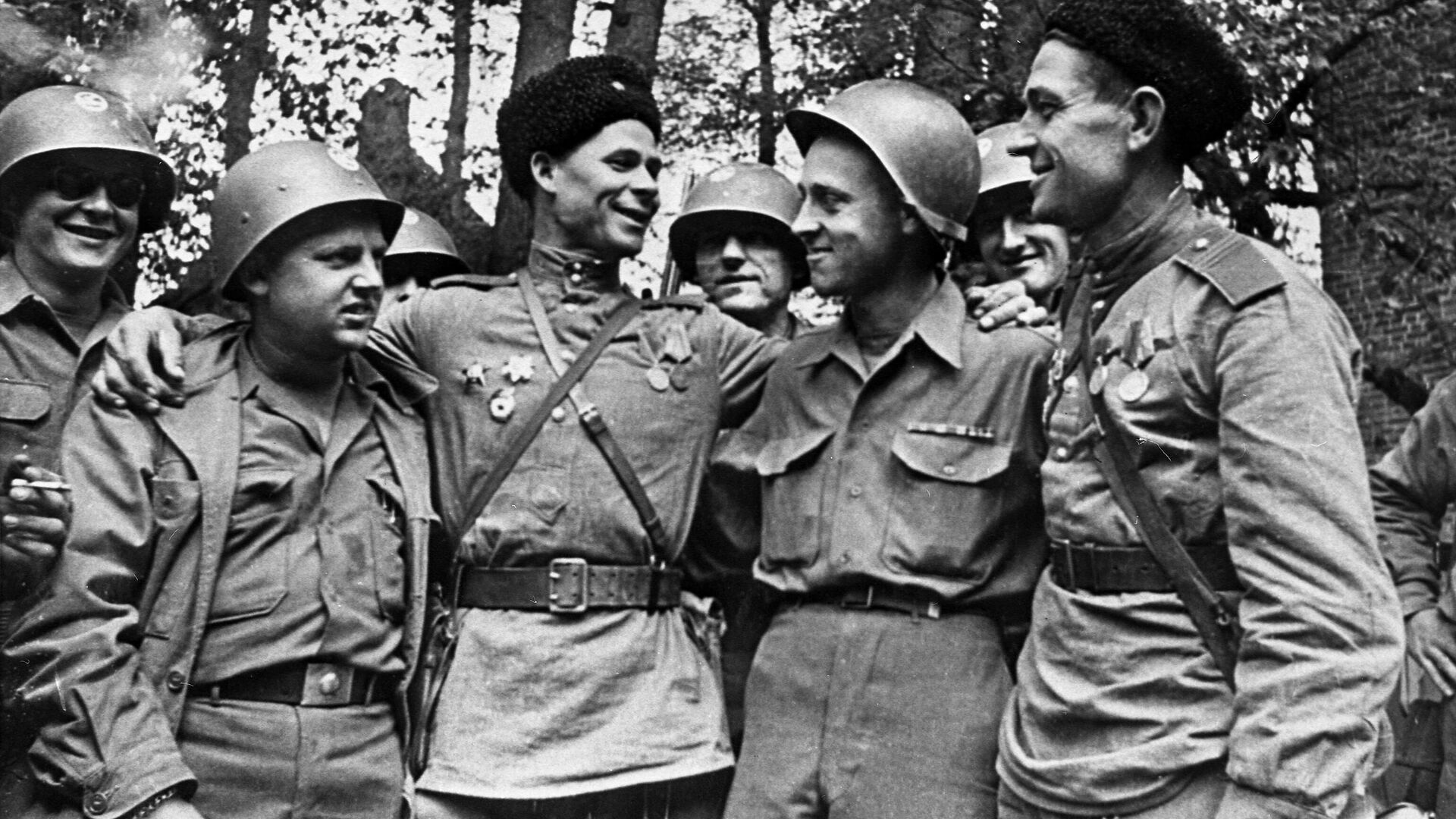 Встреча американских и советских солдат 25 апреля 1945 года недалеко от города Торгау на Эльбе - РИА Новости, 1920, 09.05.2024