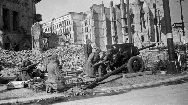 Советские артиллеристы ведут бой на одной из улиц Берлина