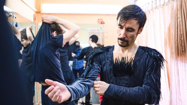 Артист Пермского театра оперы и балета , исполняющий партию черного лебедя в балете Лебединое озеро