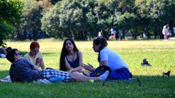 Молодые люди отдыхают в парке