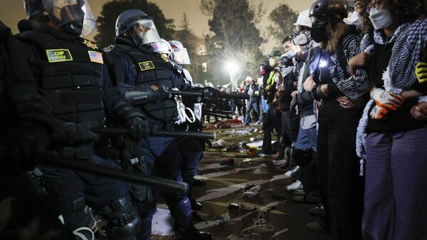 Столкновение полиции с пропалестинскими студентами в кампусе Калифорнийского университета в Лос-Анджелесе 