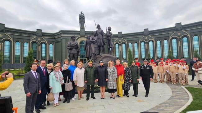 Памятник женщине на войне, открытый в парке Патриот