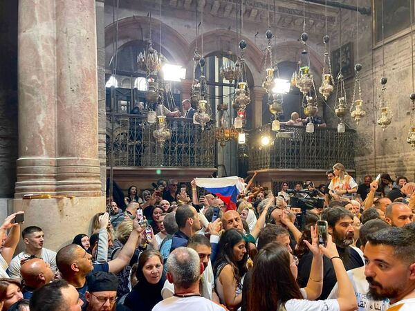 Православные христиане собираются вокруг Кувуклии на церемонию Благодатного огня в храме Гроба Господня в Иерусалиме. 4 мая 2024