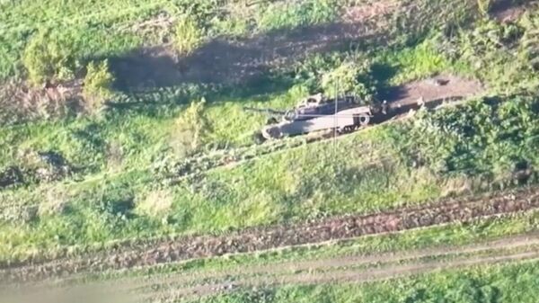 Уничтожение танка США Abrams высокоточным снарядом Краснополь. Кадры Минобороны РФ