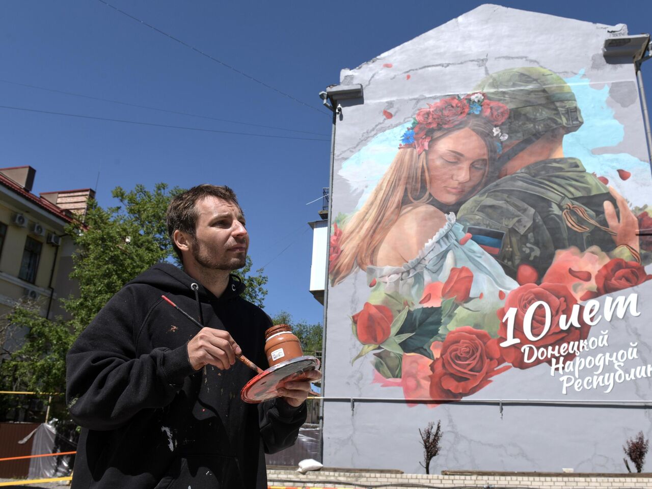 В Донецке появился мурал в честь десятилетия ДНР - РИА Новости, 04.05.2024