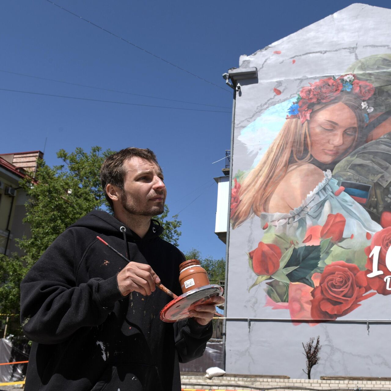 В Донецке появился мурал в честь десятилетия ДНР - РИА Новости, 04.05.2024