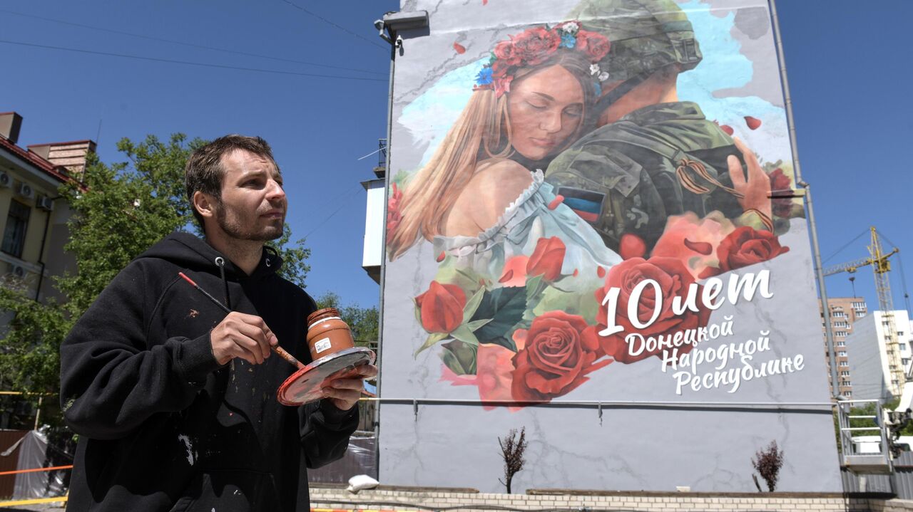 В Донецке появился мурал в честь десятилетия ДНР - РИА Новости, 04.05.2024