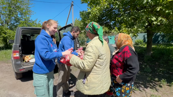 Активисты волонтерских организаций доставили пасхальные куличи жителям прифронтовых районов ДНР