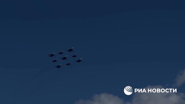 Завершение репетиции парада на Красной площади пролетом авиации