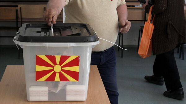 Мужчина голосует на выборах на избирательном участке в Скопье, Северная Македония