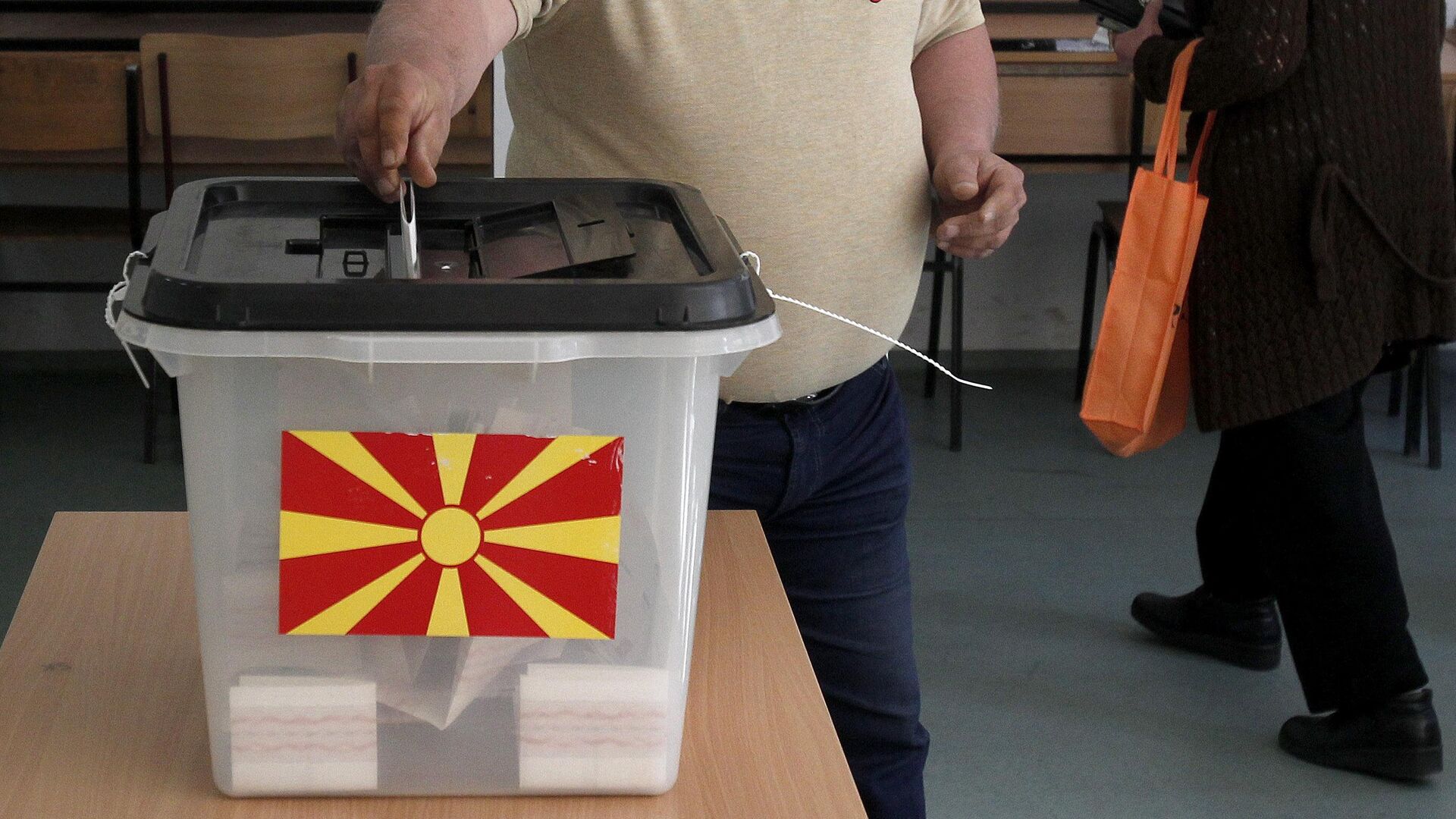 Мужчина голосует на выборах на избирательном участке в Скопье, Северная Македония - РИА Новости, 1920, 08.05.2024