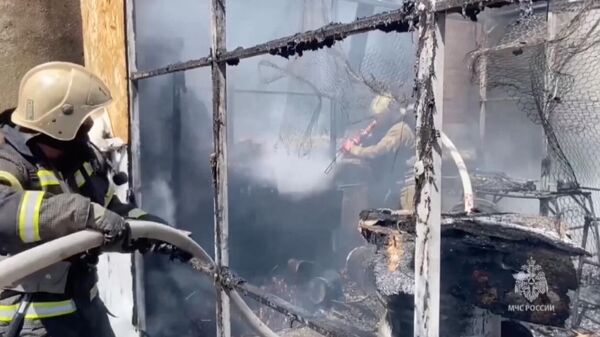 Тушение пожара в здании склада с легковоспламеняющимися жидкостями в Краснодаре