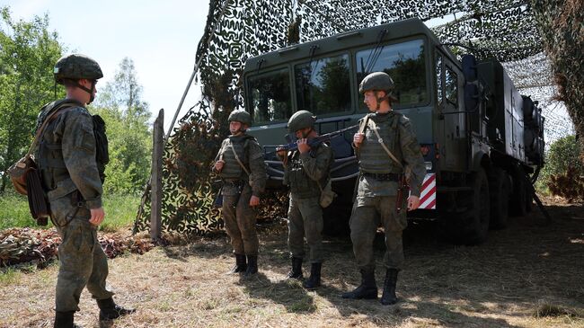 Военнослужащие расчета берегового ракетного комплекса Бал