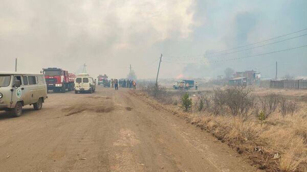 Тушение пожара в дачном кооперативе в Вихоревке в Братском районе Иркутской области