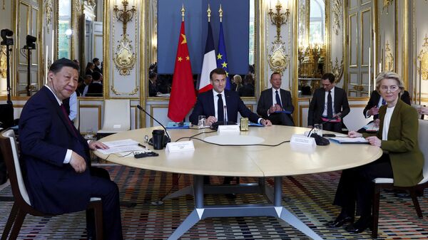 Председатель КНР Си Цзиньпин в ходе трехсторонней встречи с президентом Франции Эммануэлем Макроном и главой Еврокомиссии Урсулой фон дер Ляйен