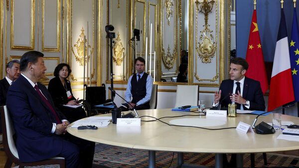 Председатель КНР Си Цзиньпин в ходе трехсторонней встречи с президентом Франции Эммануэлем Макроном и главой Еврокомиссии Урсулой фон дер Ляйен. Архивное фото