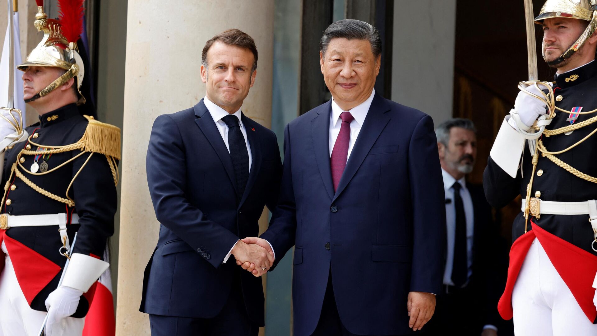 Председатель КНР Си Цзиньпин и президент Франции Эммануэль Макрон во время встречи - РИА Новости, 1920, 06.05.2024