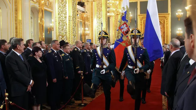 Штандарт президента Российской Федерации и государственный флаг Российской Федерации вносятся в Андреевский зал Большого Кремлевского дворца на церемонии инаугурации избранного президента РФ Владимира Путина  