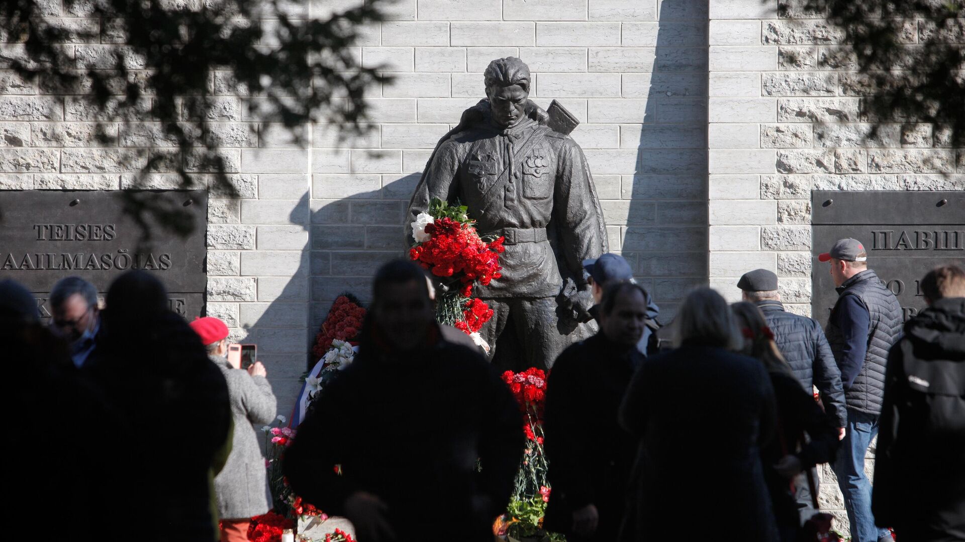 Возложение цветов к монументу Павшим во Второй мировой войне на Военном кладбище в Таллине в День годовщины Победы в Великой Отечественной войне - РИА Новости, 1920, 06.05.2024