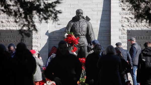 Возложение цветов к монументу Павшим во Второй мировой войне на Военном кладбище в Таллине в День годовщины Победы в Великой Отечественной войне