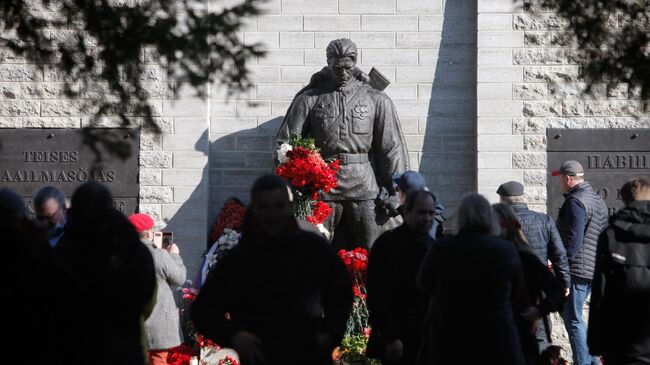 Возложение цветов к монументу Павшим во Второй мировой войне на Военном кладбище в Таллине в День годовщины Победы в Великой Отечественной войне.