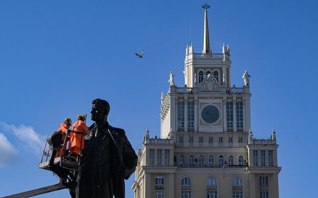 Промывка памятника В. В. Маяковскому на Триумфальной площади Промывка памятника В. В. Маяковскому на Триумфальной площади