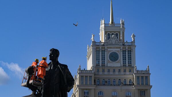 Промывка памятника В. В. Маяковскому на Триумфальной площади
