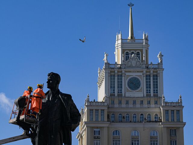 Промывка памятника В. В. Маяковскому на Триумфальной площади