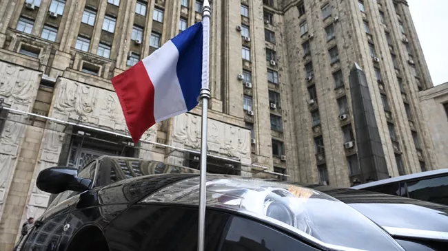 Автомобиль посла Франции в России у здания МИД РФ