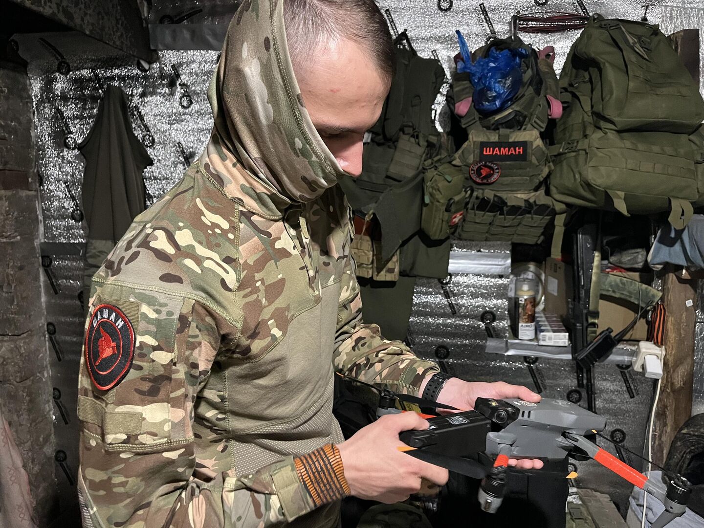 Боец с позывным Шаман готовит дрон к полету
