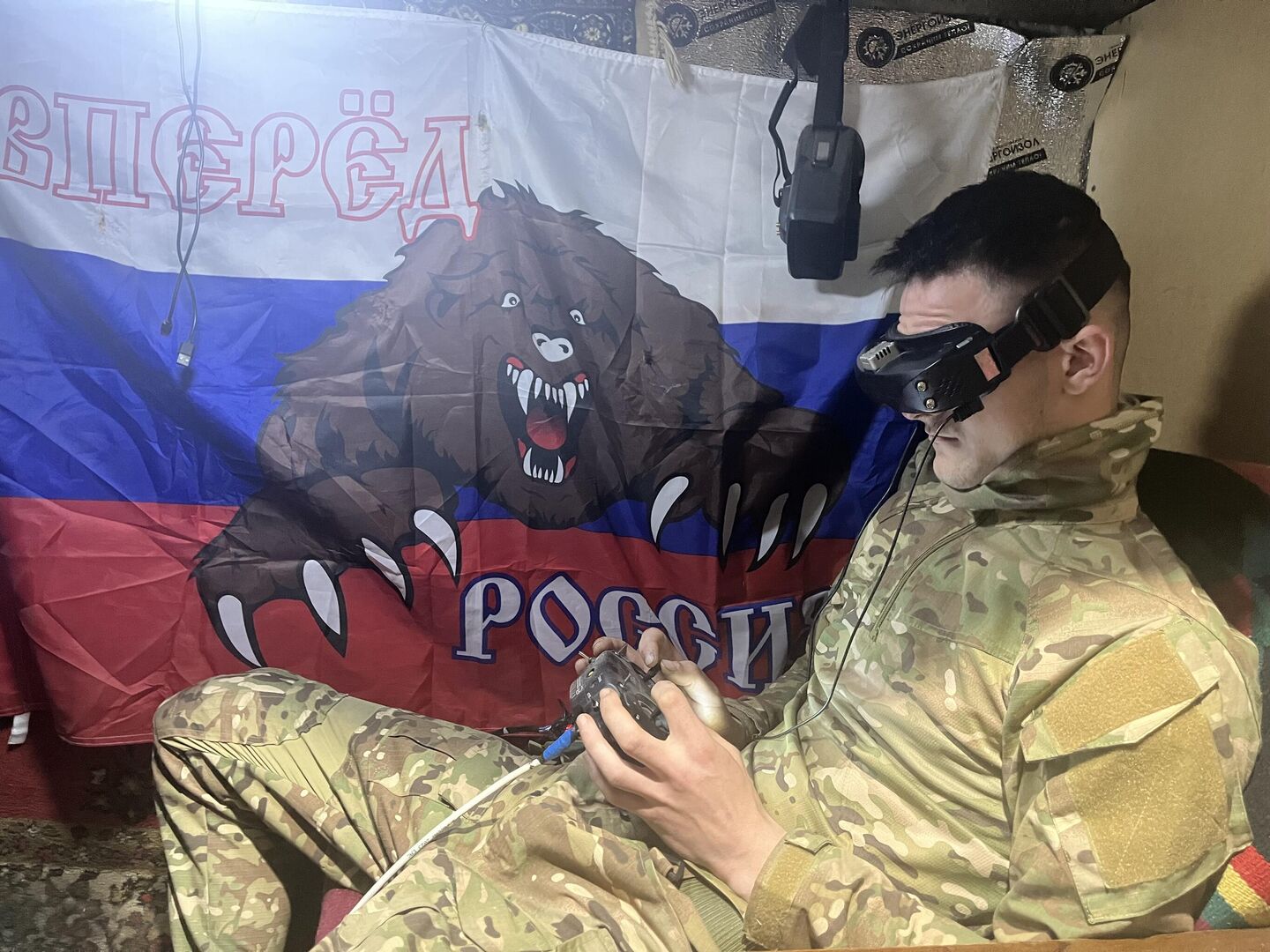 Барсик управляет FPV-дроном