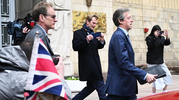 Посол Великобритании в России Найджел Кейси у здания Министерства иностранных дел в Москве