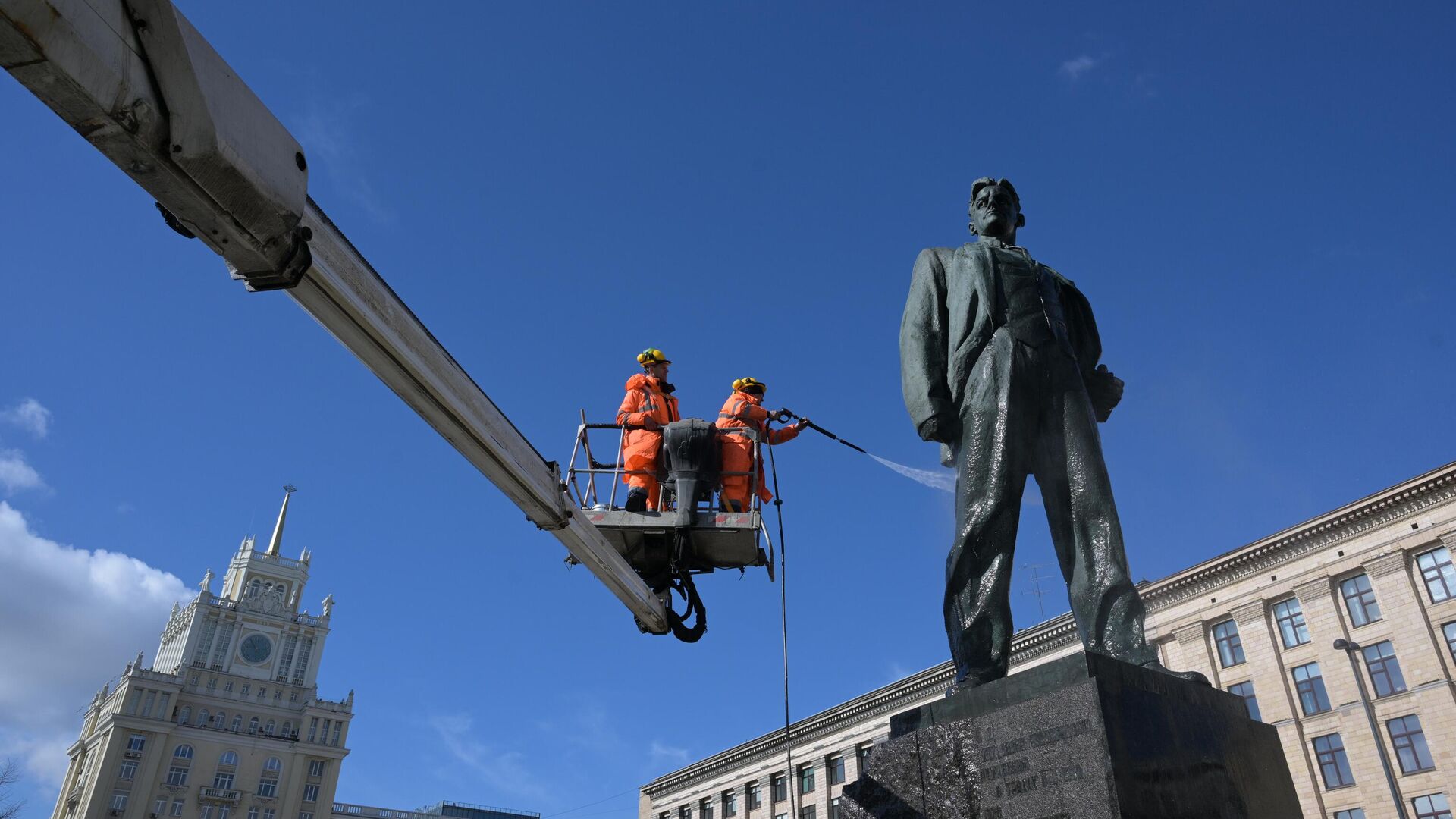 Промывка памятника В. В. Маяковскому на Триумфальной площади - РИА Новости, 1920, 03.10.2024