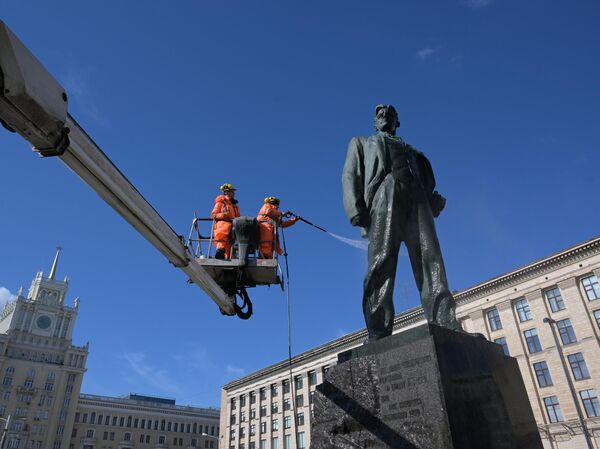 Промывка памятника В. В. Маяковскому на Триумфальной площади Промывка памятника В. В. Маяковскому на Триумфальной площади