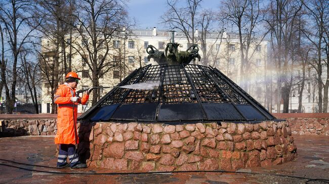 Промывка фонтана в Репинском сквере