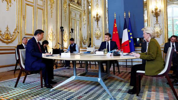 Председатель КНР Си Цзиньпин во время трехсторонней встречи с президентом Франции Эммануэлем Макроном и главой Еврокомиссии Урсулой фон дер Ляйен. 6 мая 2024